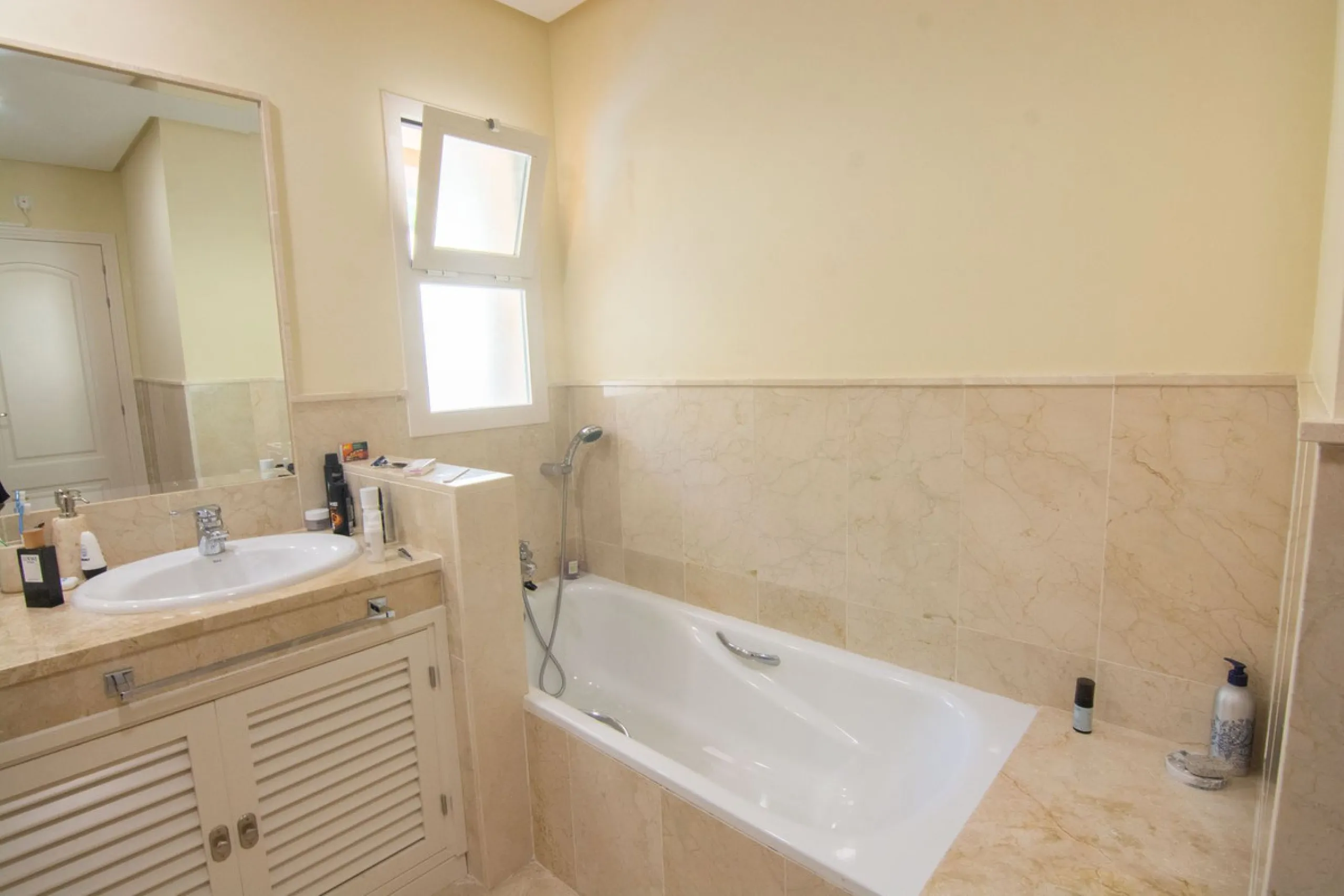 This apartment was built in 2007, is situated within 'El Vicario` which is part of the prestigious La Mairena area.