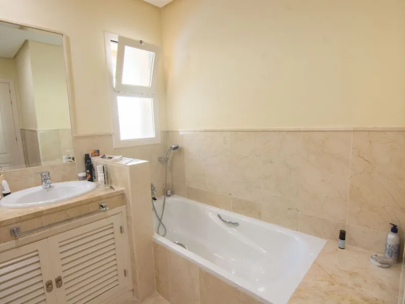 This apartment was built in 2007, is situated within 'El Vicario` which is part of the prestigious La Mairena area.
