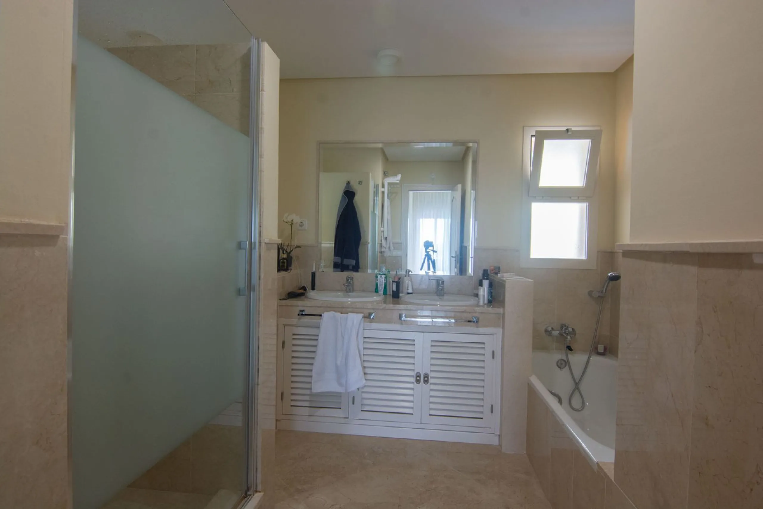 This apartment was built in 2007, is situated within 'El Vicario` which is part of the prestigious La Mairena area.
