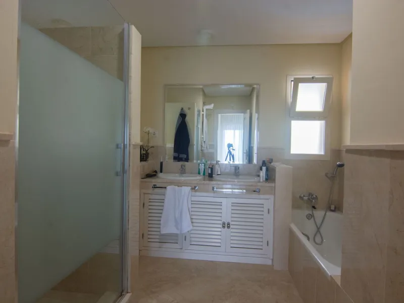 This apartment was built in 2007, is situated within 'El Vicario` which is part of the prestigious La Mairena area.