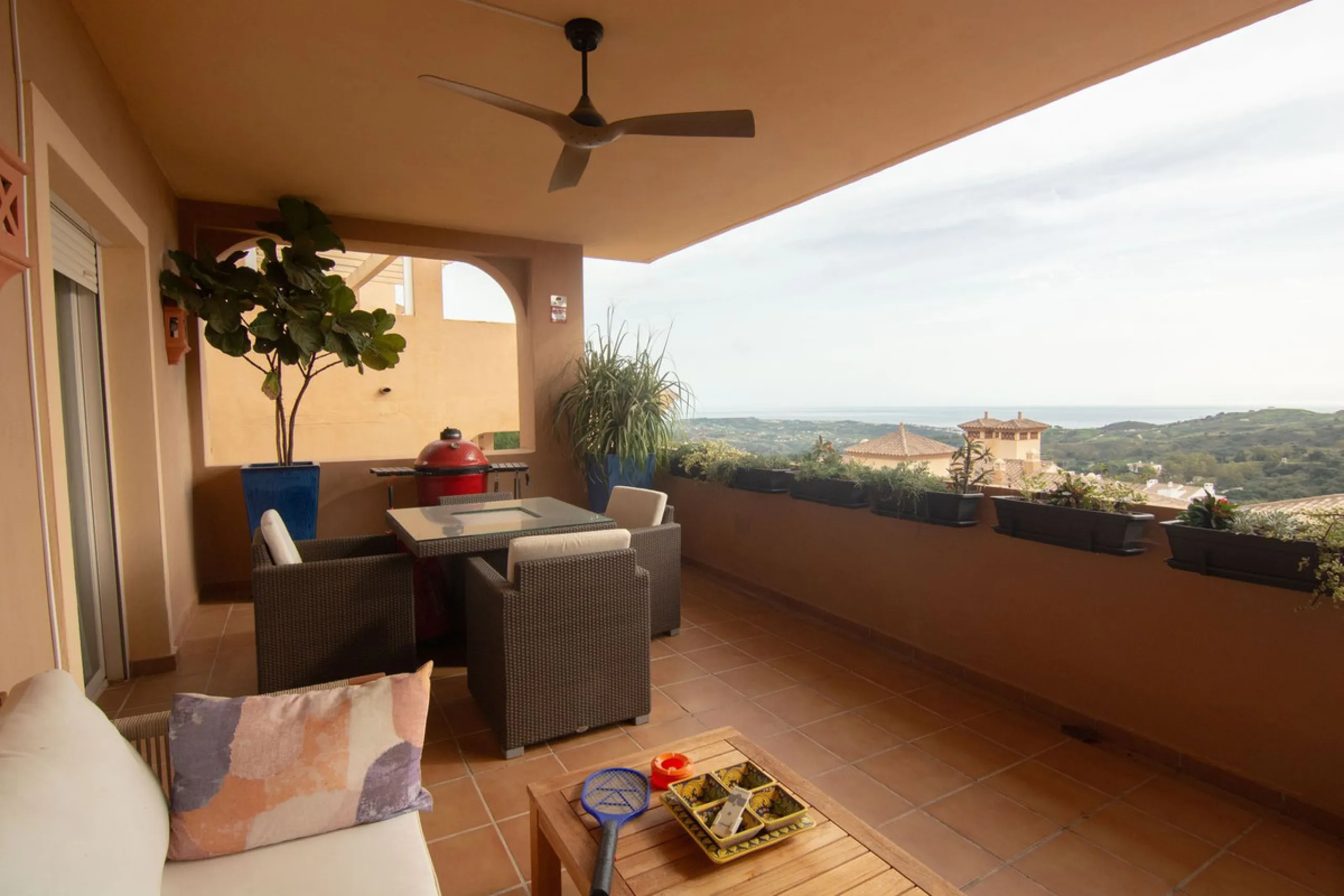 This apartment was built in 2007, is situated within 'El Vicario` which is part of the prestigious La Mairena area.