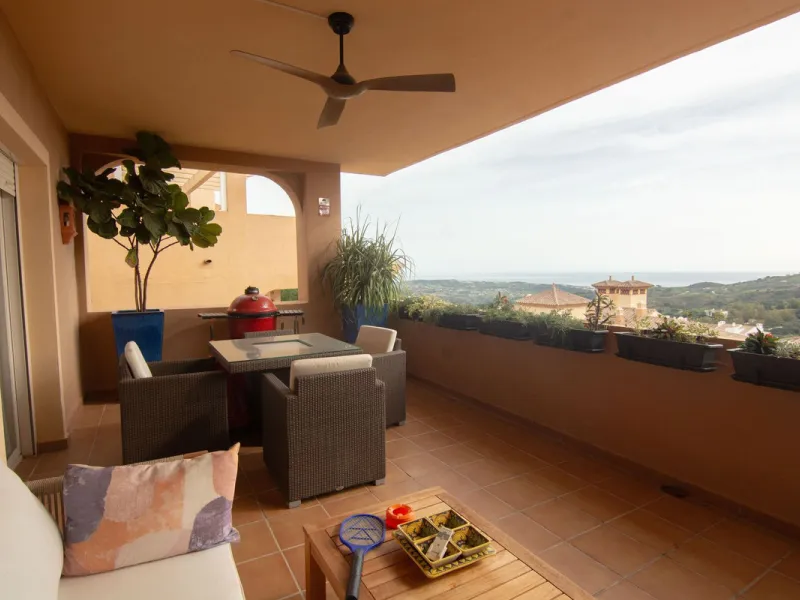 This apartment was built in 2007, is situated within 'El Vicario` which is part of the prestigious La Mairena area.