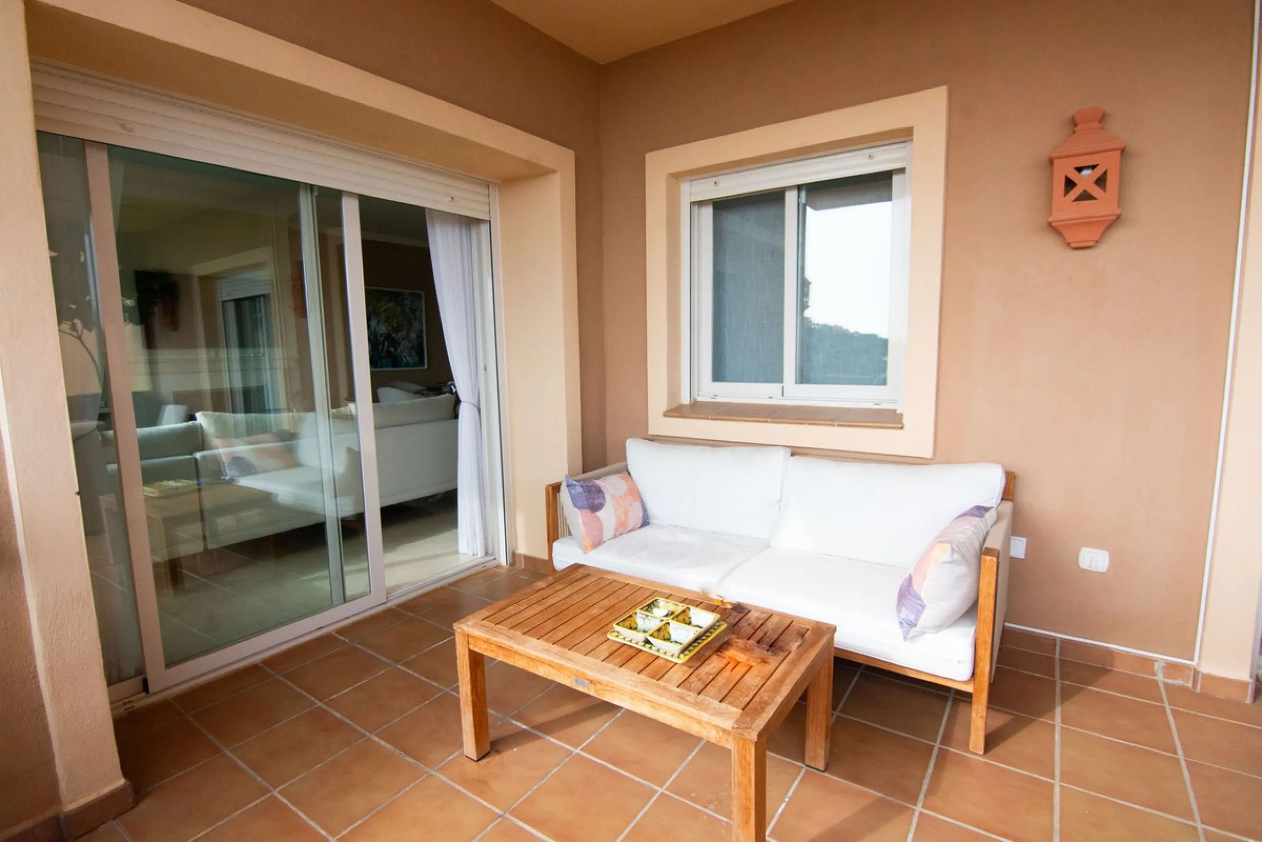 This apartment was built in 2007, is situated within 'El Vicario` which is part of the prestigious La Mairena area.