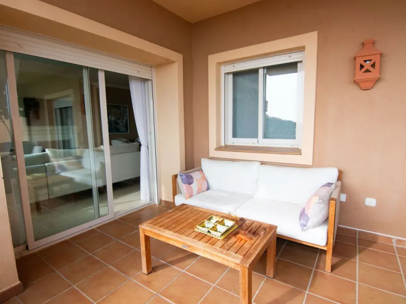 This apartment was built in 2007, is situated within 'El Vicario` which is part of the prestigious La Mairena area.
