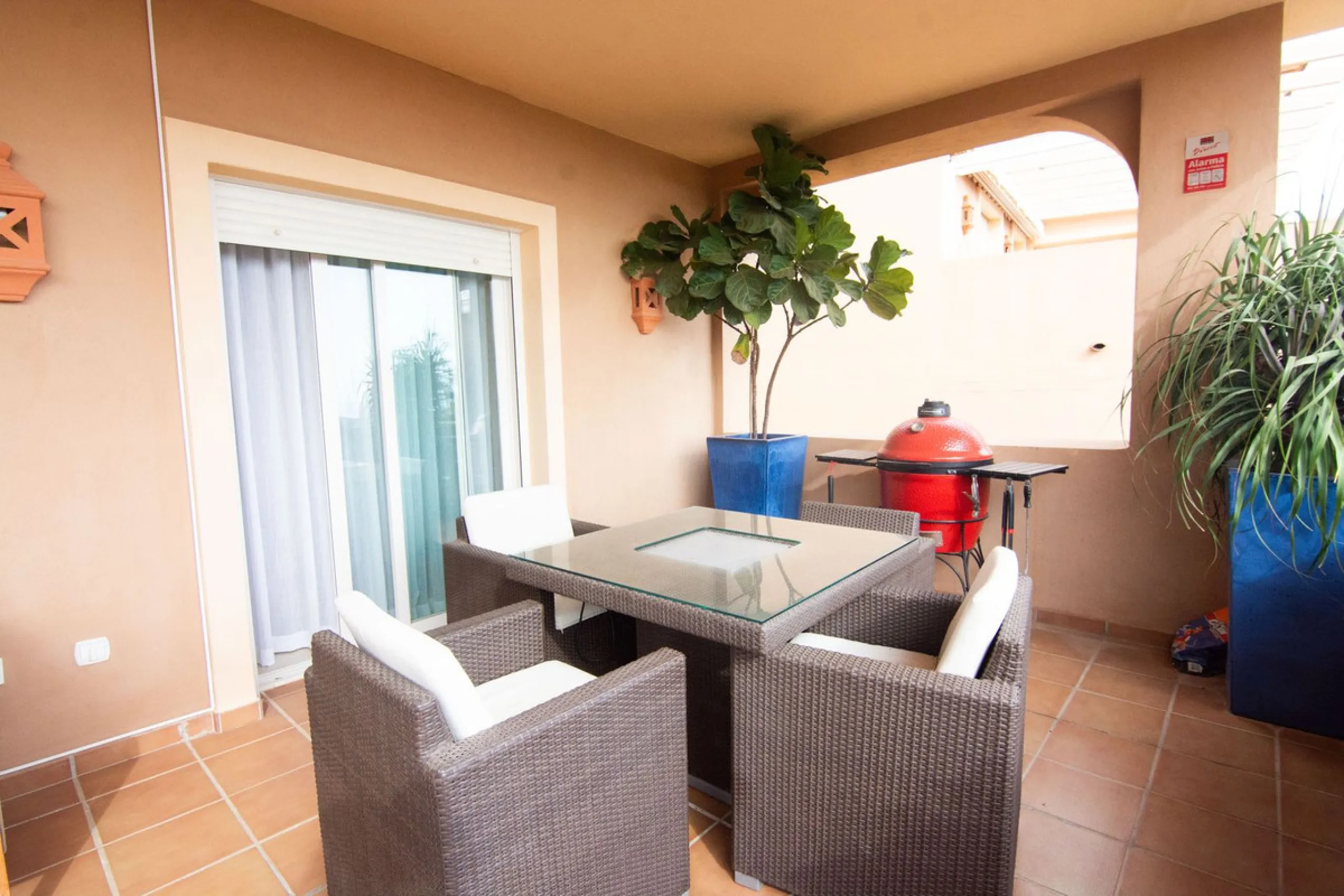 This apartment was built in 2007, is situated within 'El Vicario` which is part of the prestigious La Mairena area.