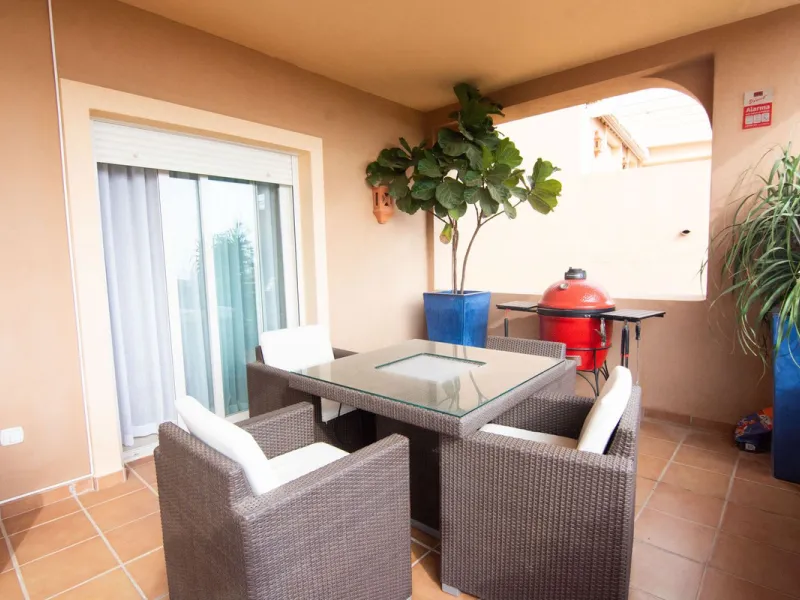 This apartment was built in 2007, is situated within 'El Vicario` which is part of the prestigious La Mairena area.