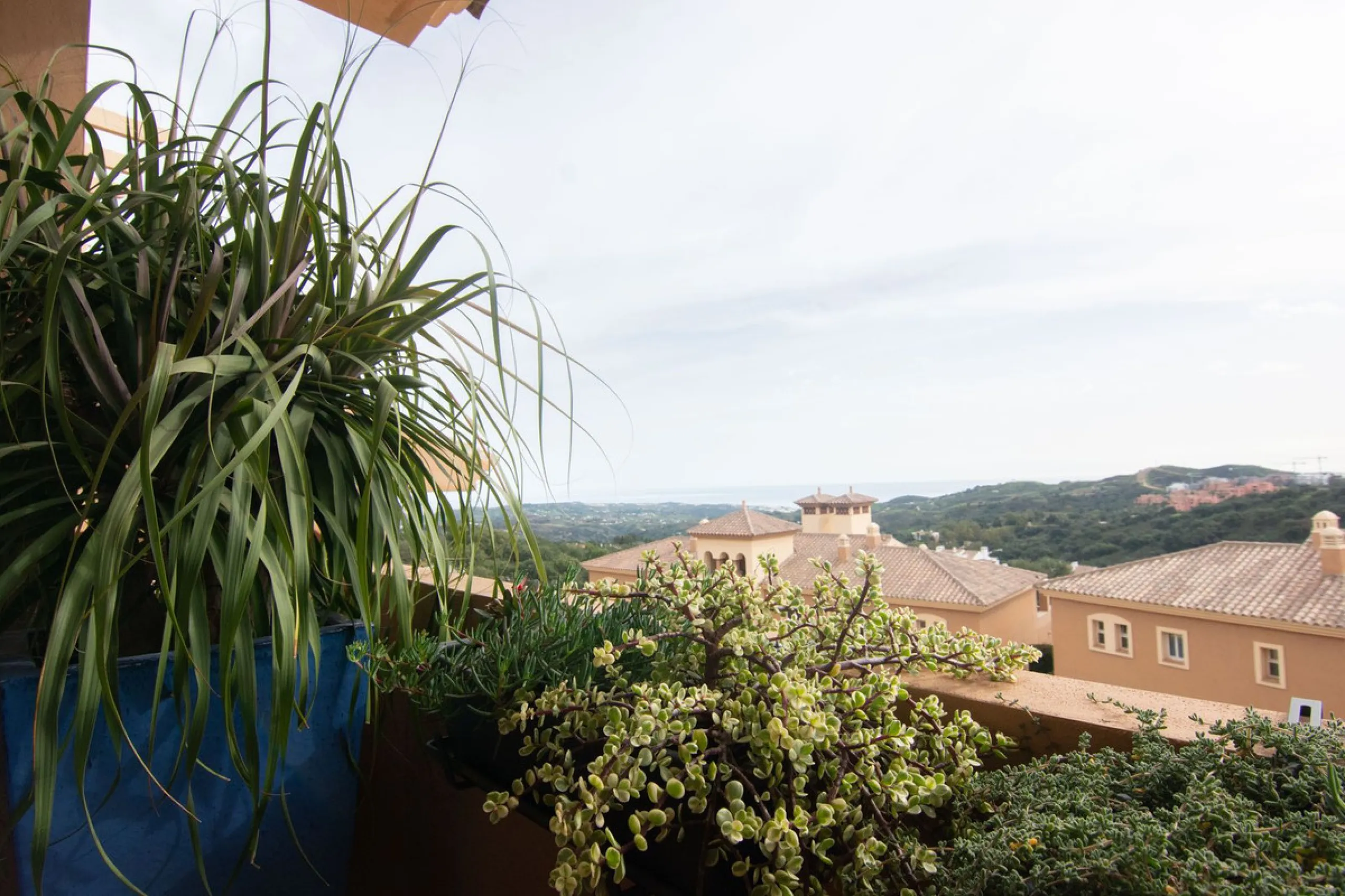 This apartment was built in 2007, is situated within 'El Vicario` which is part of the prestigious La Mairena area.