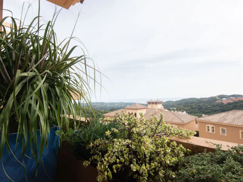 This apartment was built in 2007, is situated within 'El Vicario` which is part of the prestigious La Mairena area.