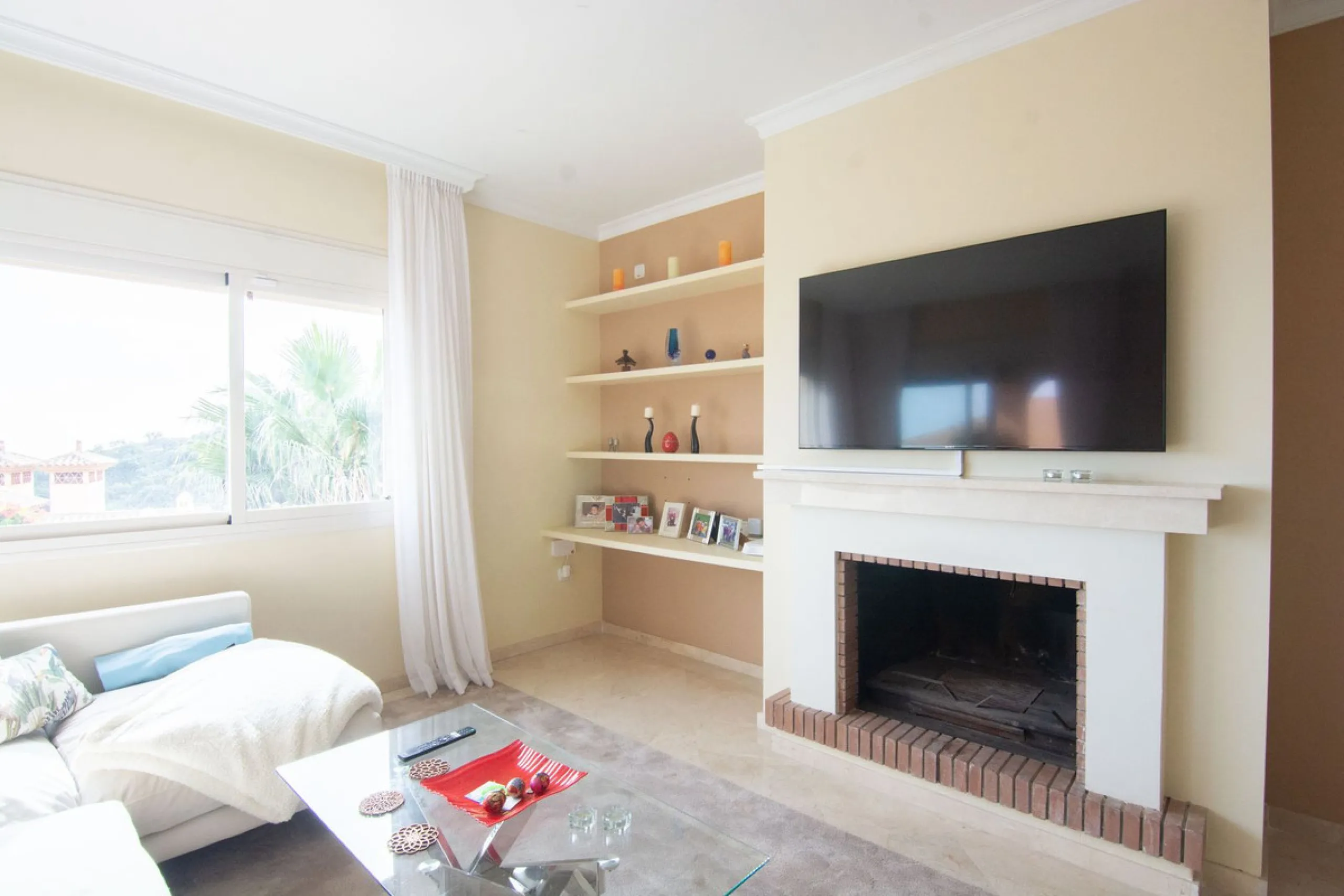 This apartment was built in 2007, is situated within 'El Vicario` which is part of the prestigious La Mairena area.