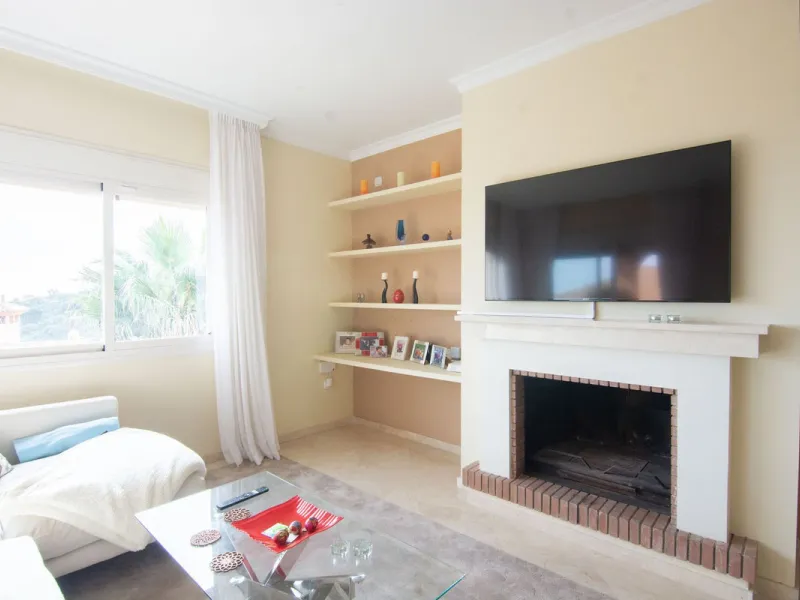This apartment was built in 2007, is situated within 'El Vicario` which is part of the prestigious La Mairena area.