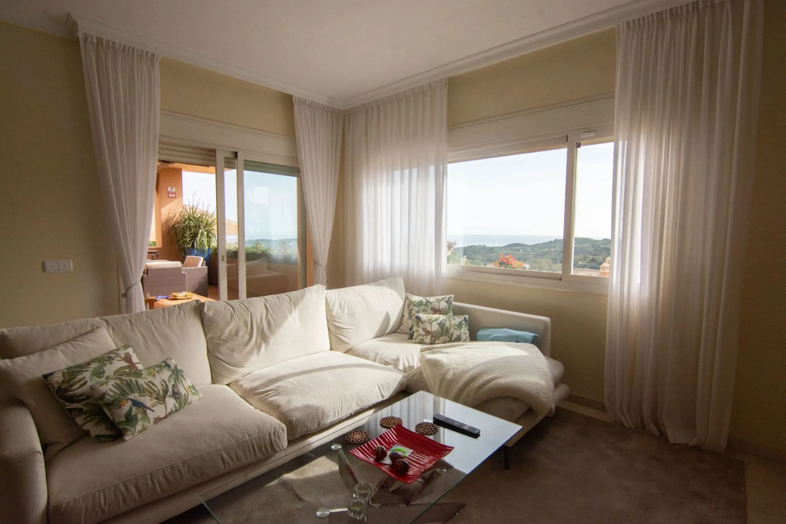 This apartment was built in 2007, is situated within 'El Vicario` which is part of the prestigious La Mairena area.