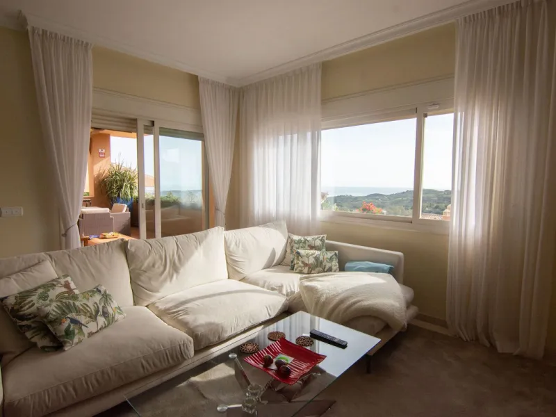 This apartment was built in 2007, is situated within 'El Vicario` which is part of the prestigious La Mairena area.
