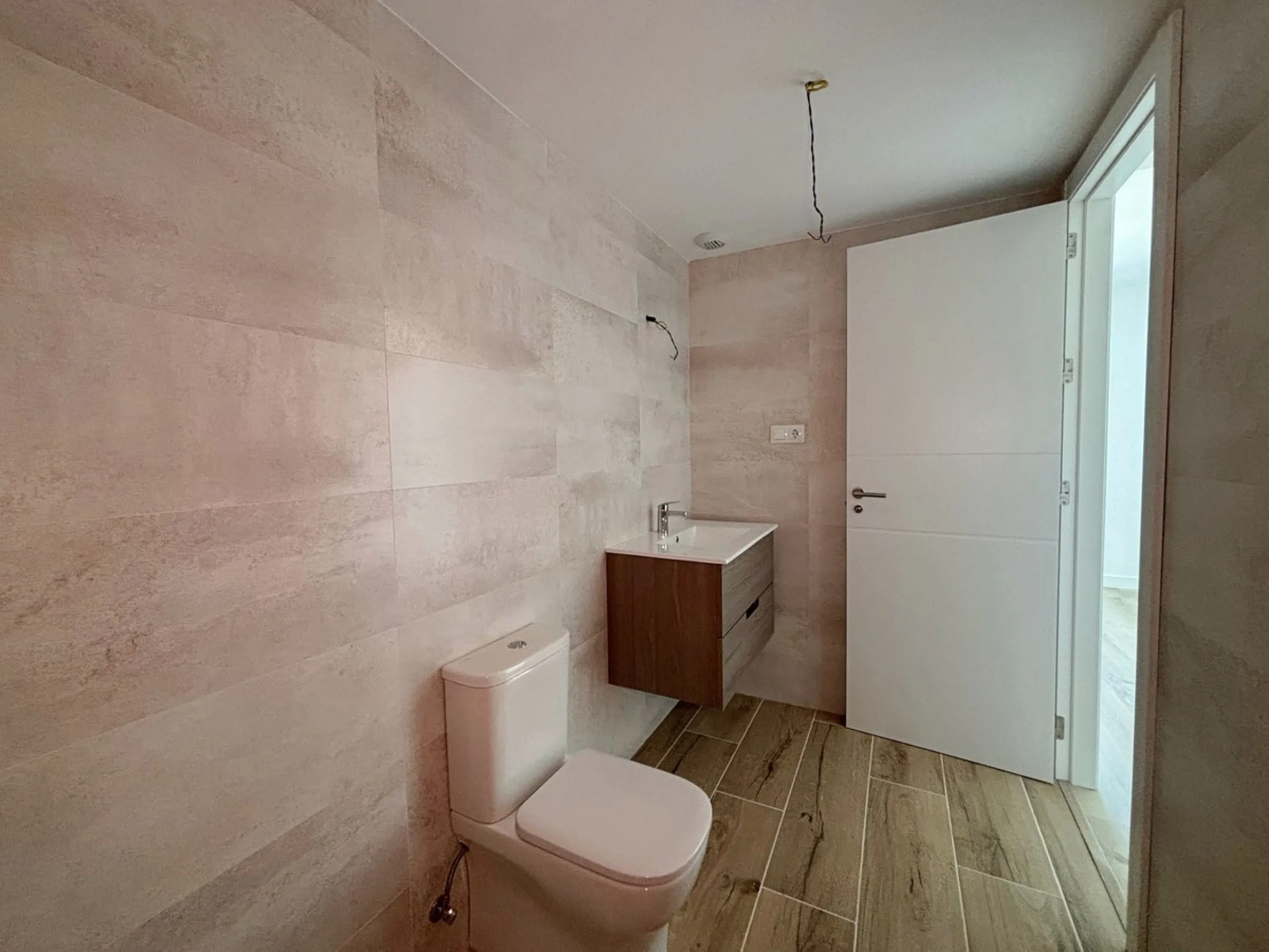 Experience contemporary living in this elegant new-build 3-bedroom, 2-bathroom apartment located in the prestigious area of Nueva Andalucía, Marbella. Known as the renowned Golf Valley, Nueva Andalucía offers the perfect mix of tranquility, exclusivity, a