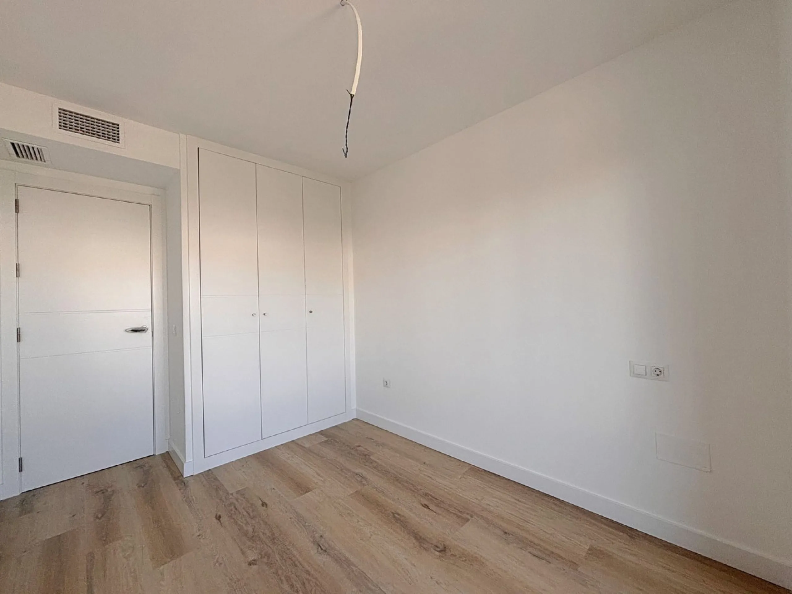 Experience contemporary living in this elegant new-build 3-bedroom, 2-bathroom apartment located in the prestigious area of Nueva Andalucía, Marbella. Known as the renowned Golf Valley, Nueva Andalucía offers the perfect mix of tranquility, exclusivity, a