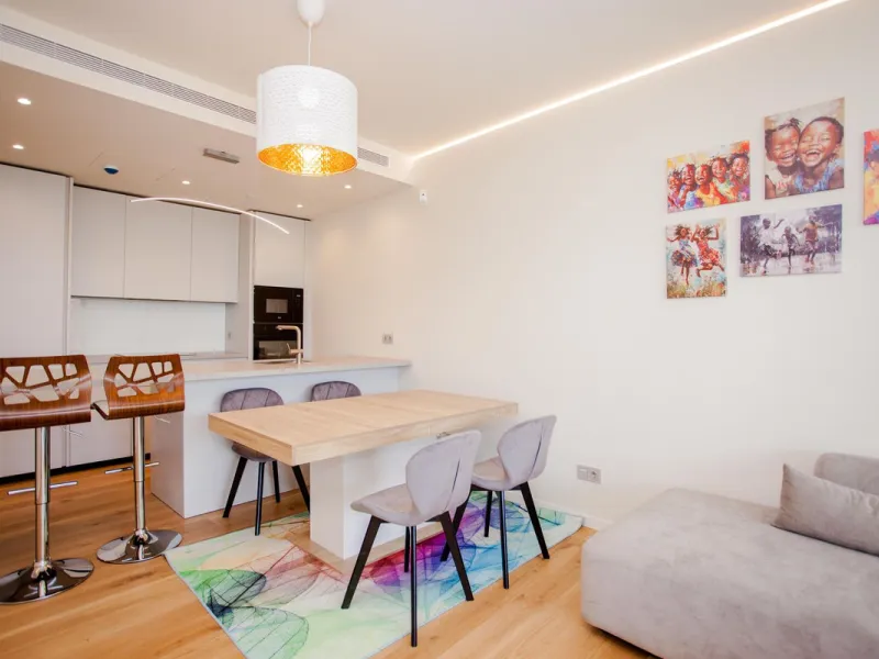 This stunning 2-bedroom ground floor apartment offers an exceptional living experience with 89 m² of constructed interior space, a 32 m² terrace, and a 73 m² private garden. Built with meticulous attention to detail, the apartment blends modern design wit
