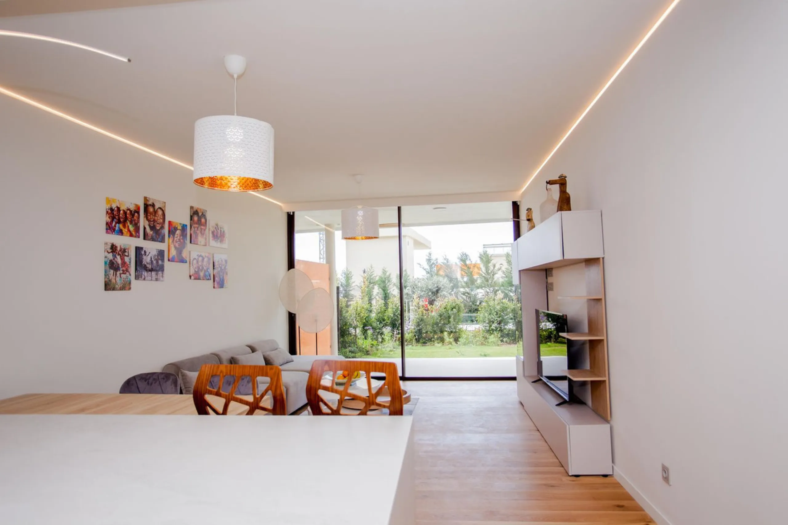 This stunning 2-bedroom ground floor apartment offers an exceptional living experience with 89 m² of constructed interior space, a 32 m² terrace, and a 73 m² private garden. Built with meticulous attention to detail, the apartment blends modern design wit