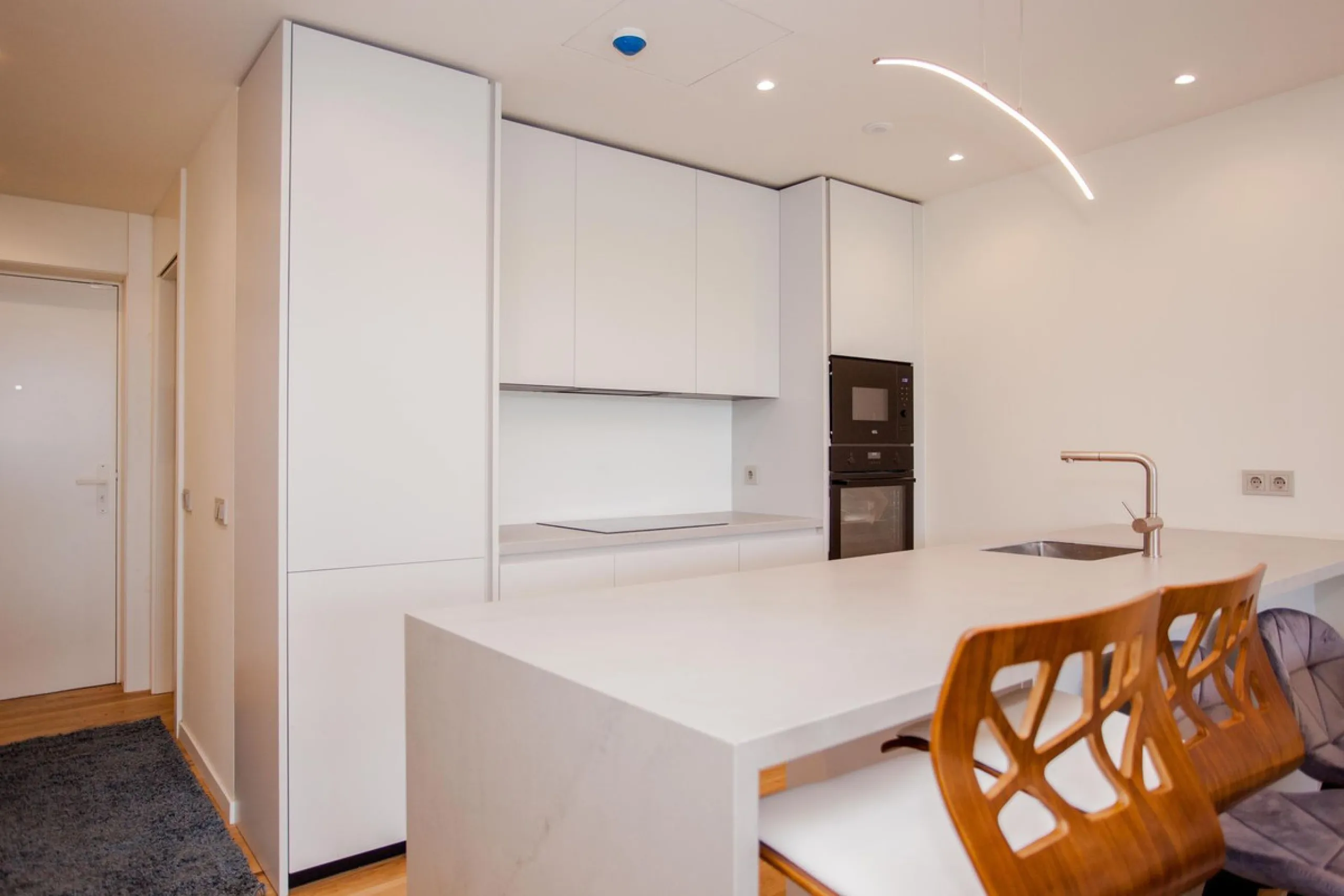 This stunning 2-bedroom ground floor apartment offers an exceptional living experience with 89 m² of constructed interior space, a 32 m² terrace, and a 73 m² private garden. Built with meticulous attention to detail, the apartment blends modern design wit