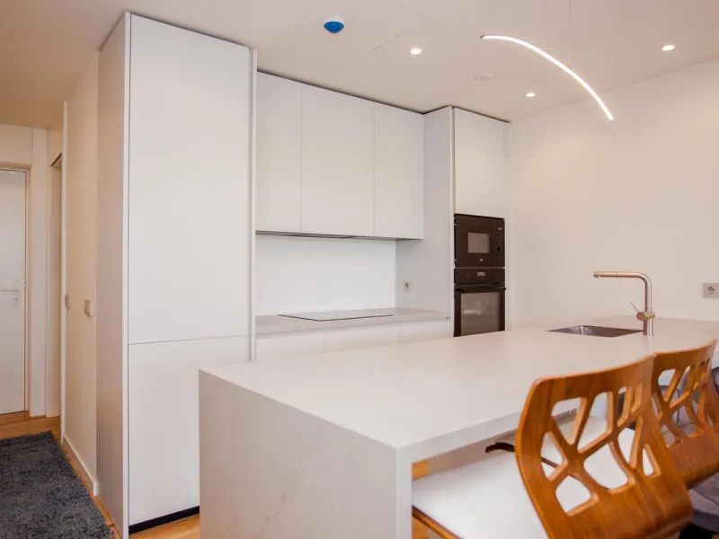 This stunning 2-bedroom ground floor apartment offers an exceptional living experience with 89 m² of constructed interior space, a 32 m² terrace, and a 73 m² private garden. Built with meticulous attention to detail, the apartment blends modern design wit