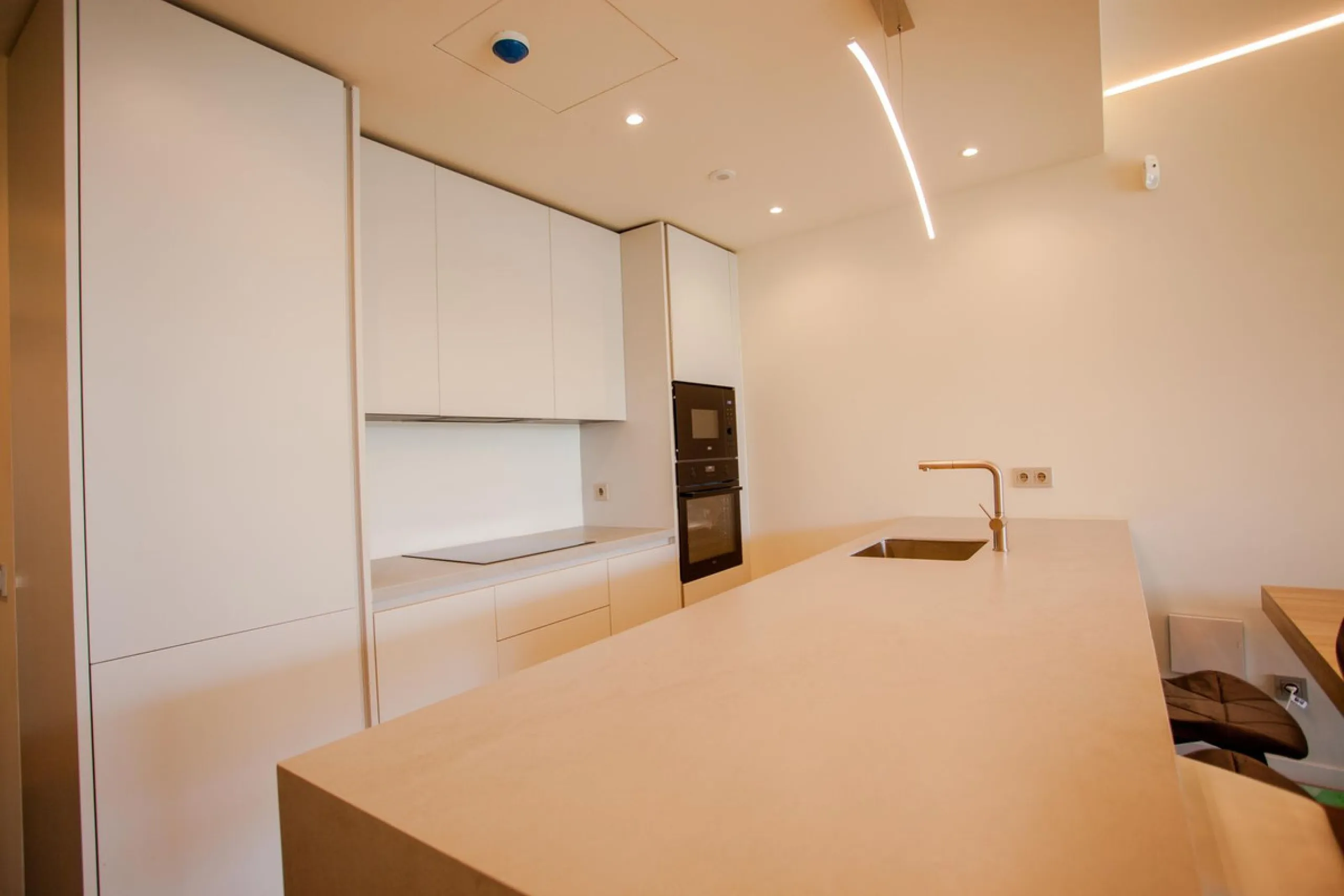 This stunning 2-bedroom ground floor apartment offers an exceptional living experience with 89 m² of constructed interior space, a 32 m² terrace, and a 73 m² private garden. Built with meticulous attention to detail, the apartment blends modern design wit