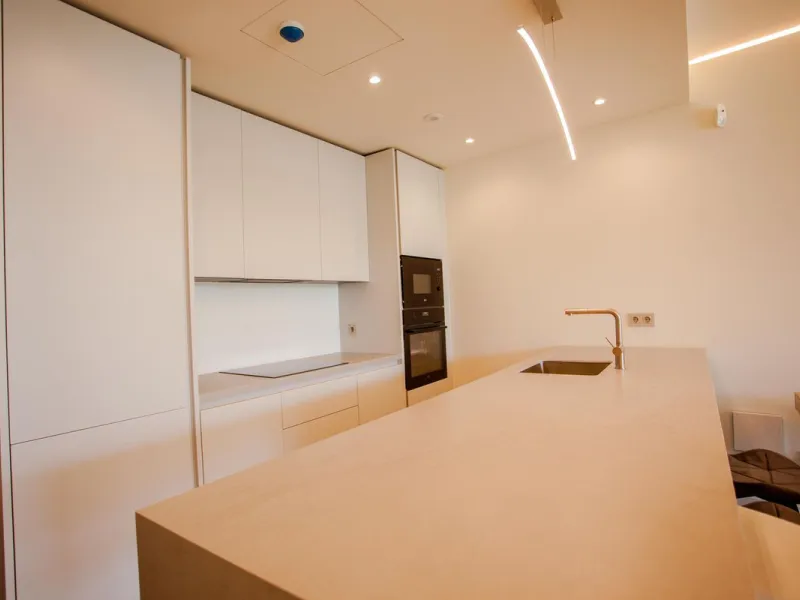 This stunning 2-bedroom ground floor apartment offers an exceptional living experience with 89 m² of constructed interior space, a 32 m² terrace, and a 73 m² private garden. Built with meticulous attention to detail, the apartment blends modern design wit