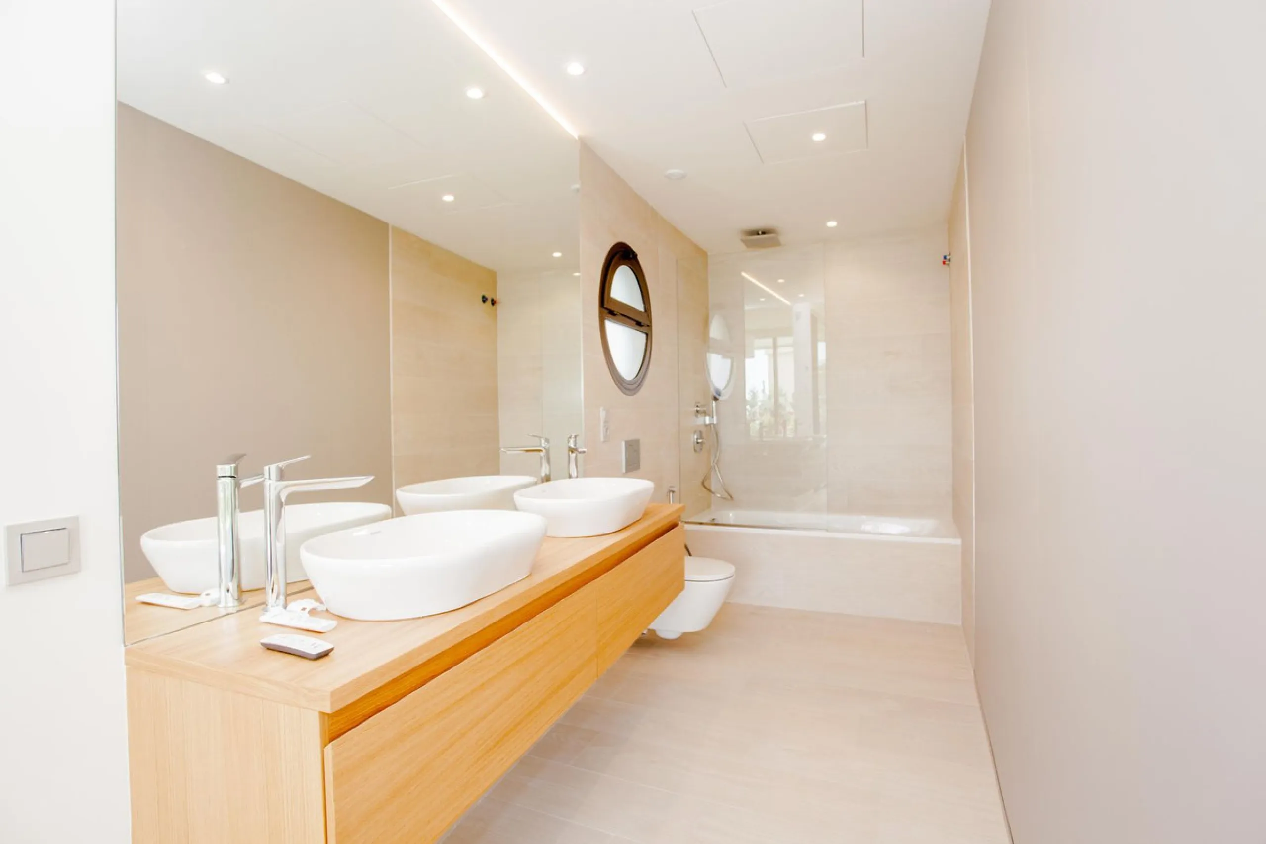 This stunning 2-bedroom ground floor apartment offers an exceptional living experience with 89 m² of constructed interior space, a 32 m² terrace, and a 73 m² private garden. Built with meticulous attention to detail, the apartment blends modern design wit