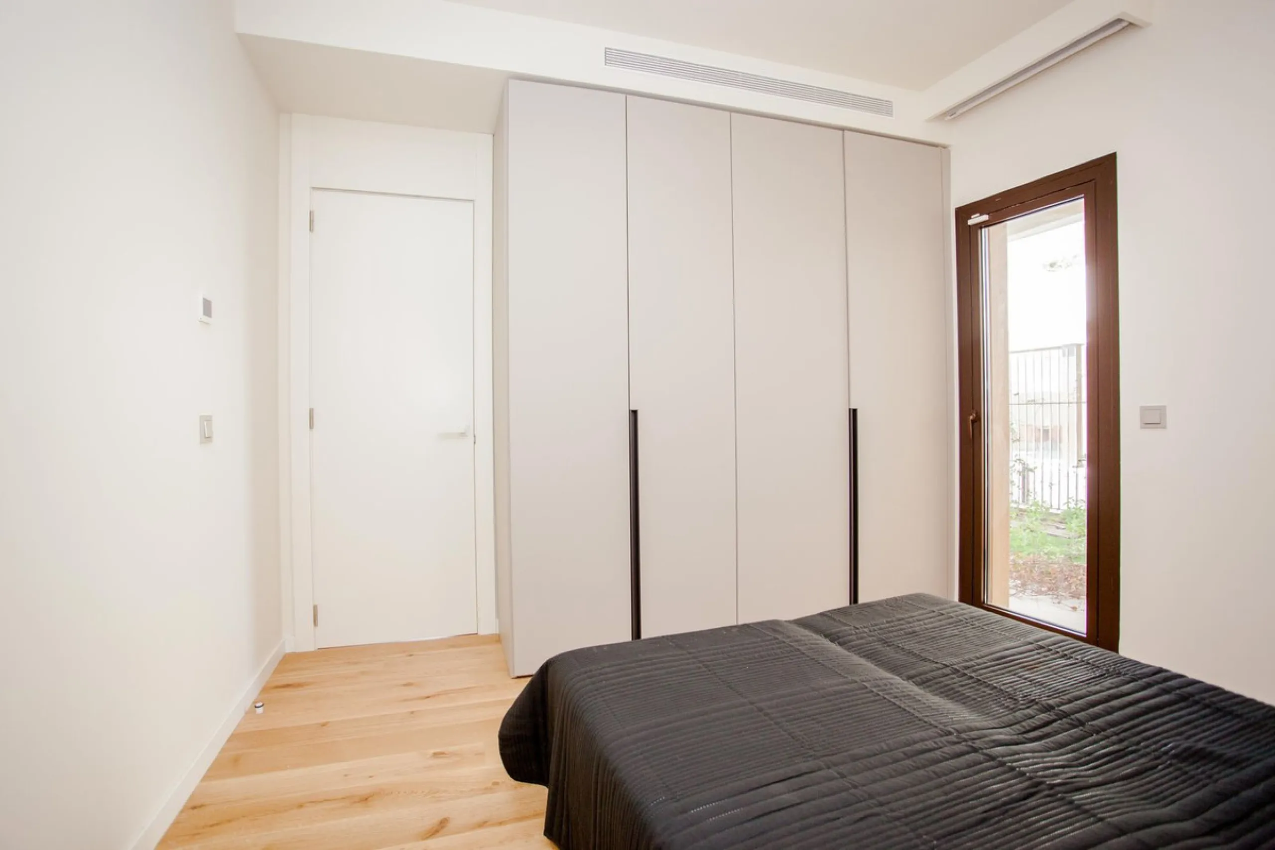 This stunning 2-bedroom ground floor apartment offers an exceptional living experience with 89 m² of constructed interior space, a 32 m² terrace, and a 73 m² private garden. Built with meticulous attention to detail, the apartment blends modern design wit
