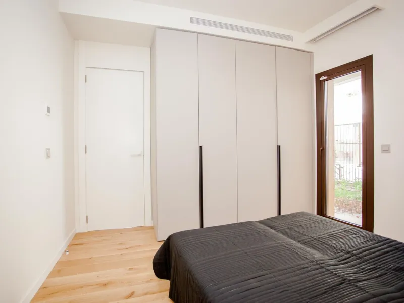 This stunning 2-bedroom ground floor apartment offers an exceptional living experience with 89 m² of constructed interior space, a 32 m² terrace, and a 73 m² private garden. Built with meticulous attention to detail, the apartment blends modern design wit