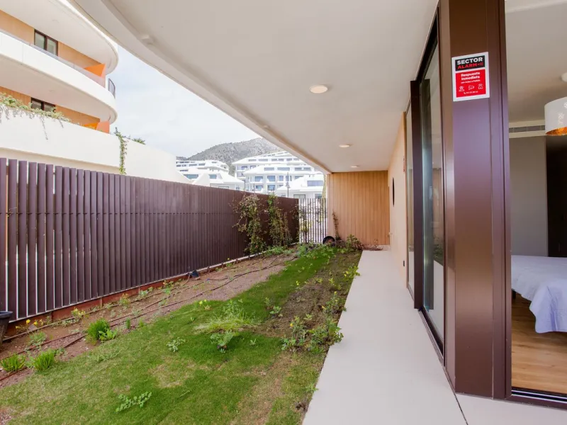 This stunning 2-bedroom ground floor apartment offers an exceptional living experience with 89 m² of constructed interior space, a 32 m² terrace, and a 73 m² private garden. Built with meticulous attention to detail, the apartment blends modern design wit