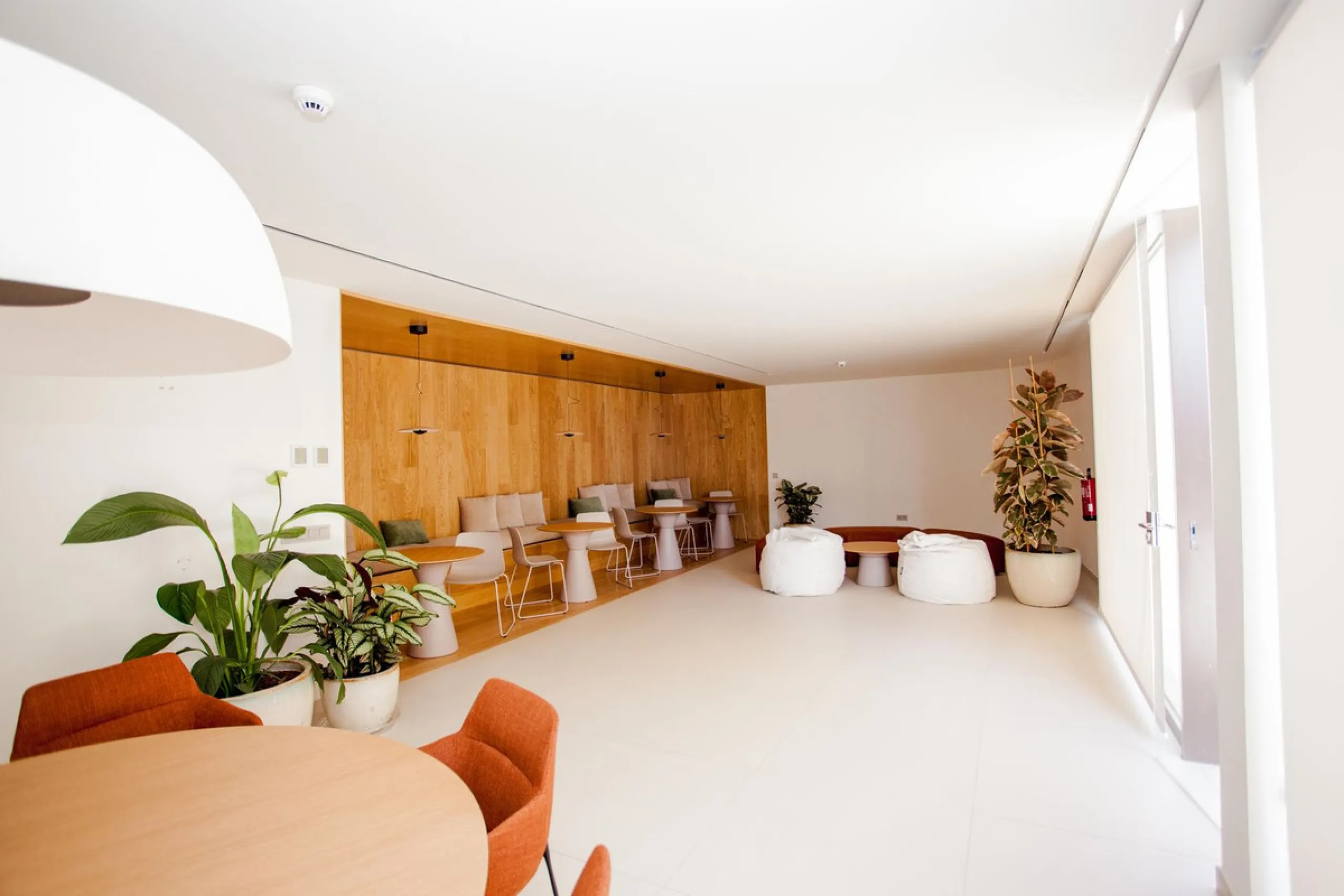 This stunning 2-bedroom ground floor apartment offers an exceptional living experience with 89 m² of constructed interior space, a 32 m² terrace, and a 73 m² private garden. Built with meticulous attention to detail, the apartment blends modern design wit