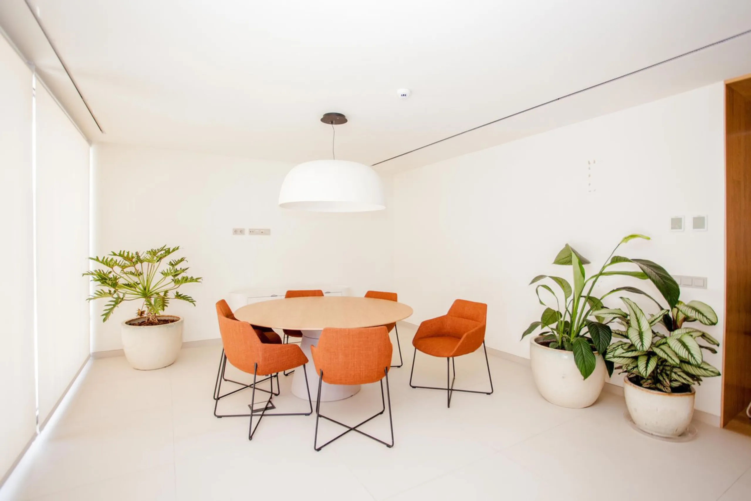 This stunning 2-bedroom ground floor apartment offers an exceptional living experience with 89 m² of constructed interior space, a 32 m² terrace, and a 73 m² private garden. Built with meticulous attention to detail, the apartment blends modern design wit