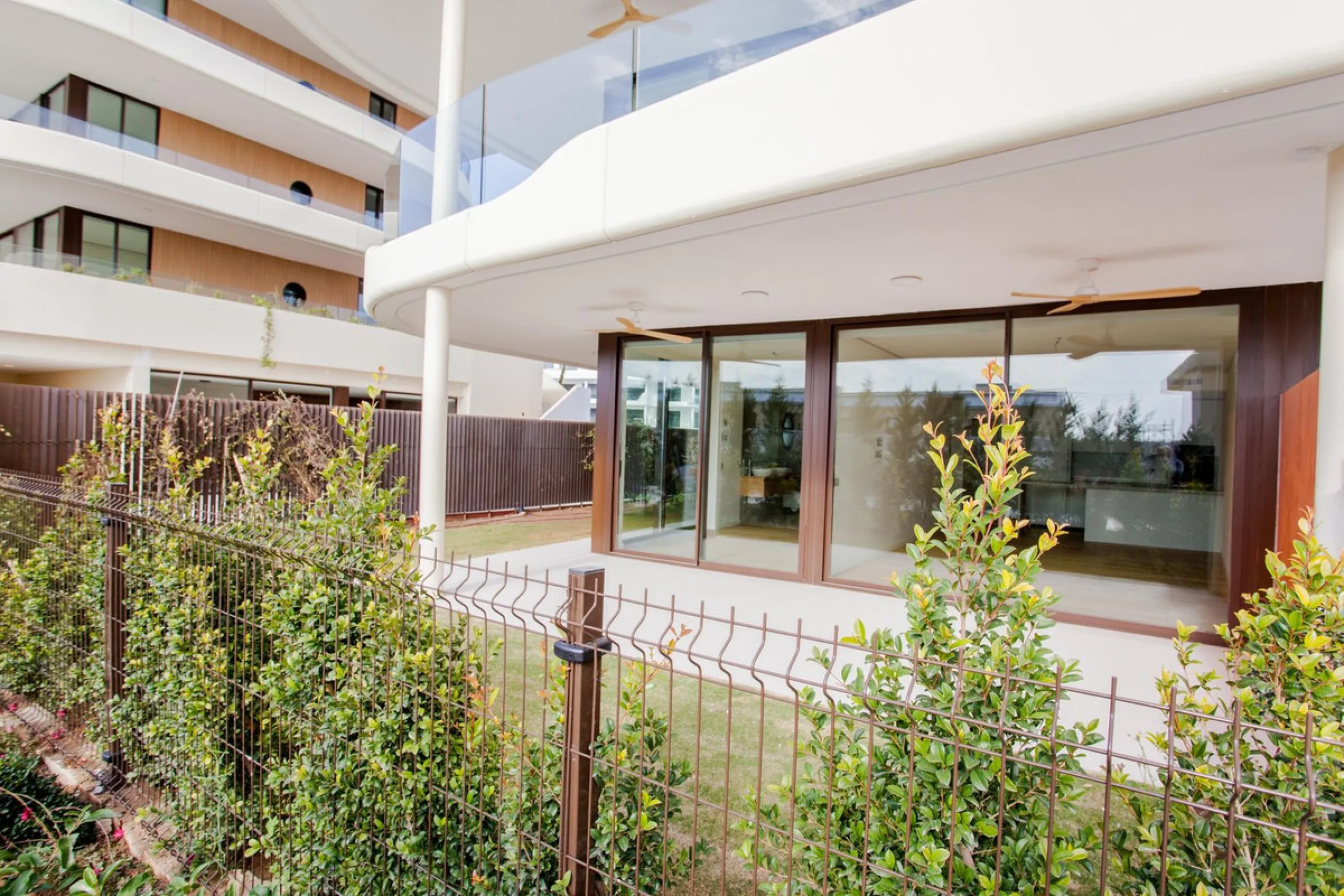 This stunning 2-bedroom ground floor apartment offers an exceptional living experience with 89 m² of constructed interior space, a 32 m² terrace, and a 73 m² private garden. Built with meticulous attention to detail, the apartment blends modern design wit