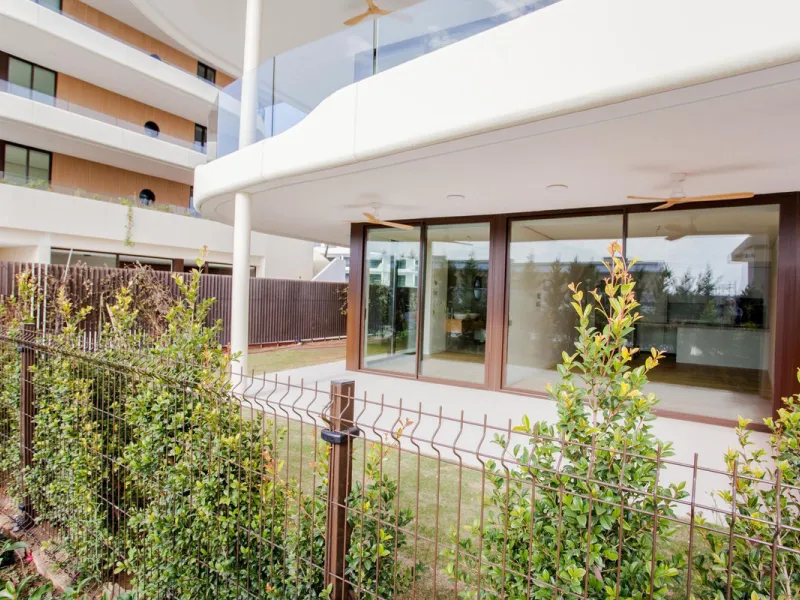 This stunning 2-bedroom ground floor apartment offers an exceptional living experience with 89 m² of constructed interior space, a 32 m² terrace, and a 73 m² private garden. Built with meticulous attention to detail, the apartment blends modern design wit