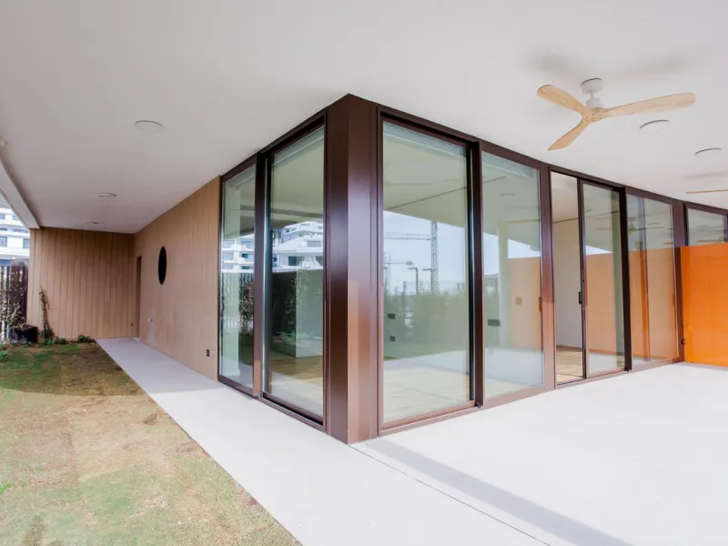 This stunning 2-bedroom ground floor apartment offers an exceptional living experience with 89 m² of constructed interior space, a 32 m² terrace, and a 73 m² private garden. Built with meticulous attention to detail, the apartment blends modern design wit