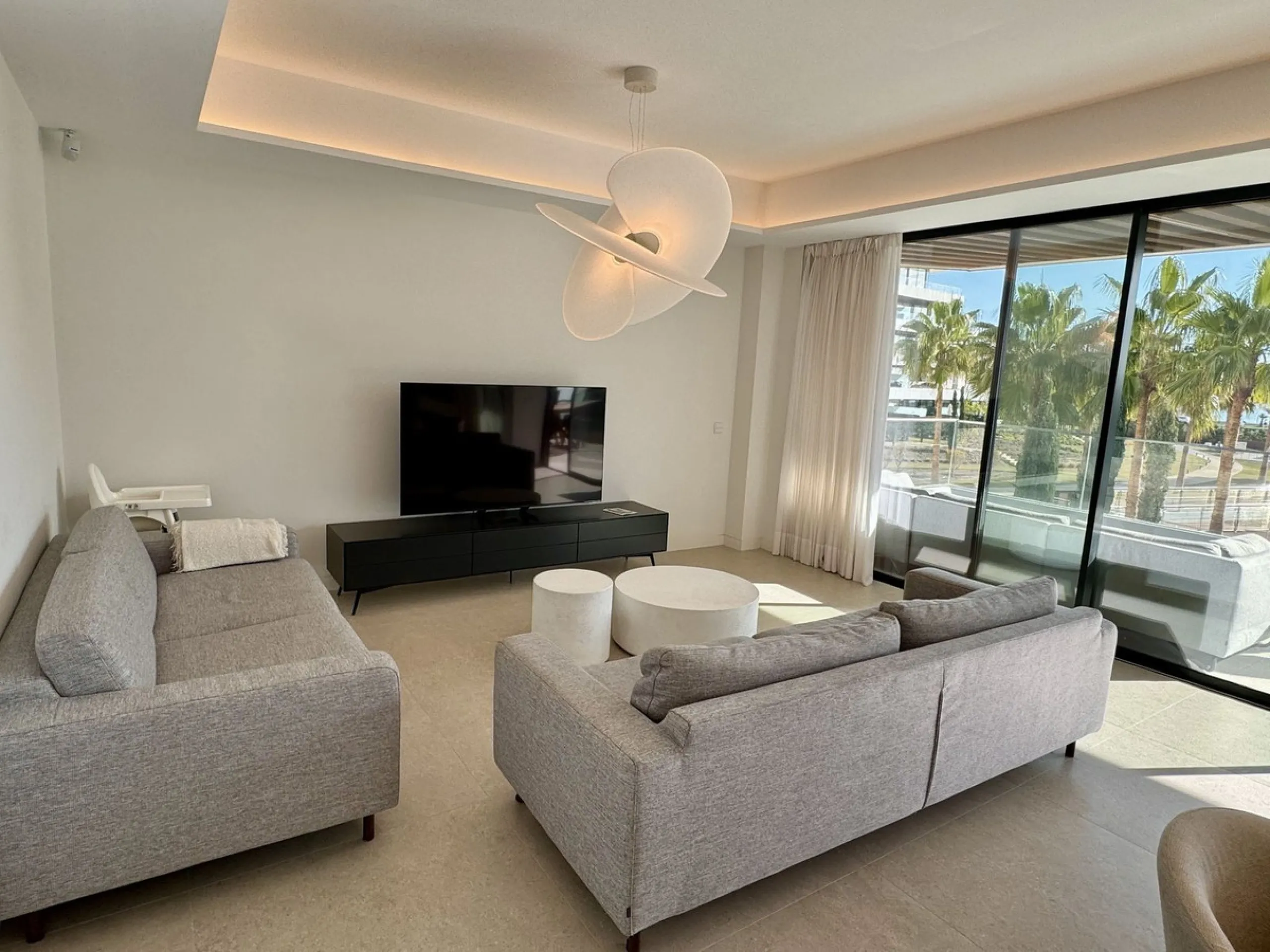 This luxurious beachfront apartment combines modern design with high-end amenities, making it an exceptional choice for coastal living. With its southeast orientation, the property enjoys abundant natural light and offers stunning, unobstructed views of t