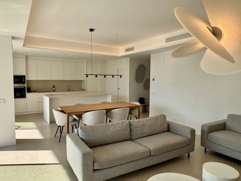 This luxurious beachfront apartment combines modern design with high-end amenities, making it an exceptional choice for coastal living. With its southeast orientation, the property enjoys abundant natural light and offers stunning, unobstructed views of t