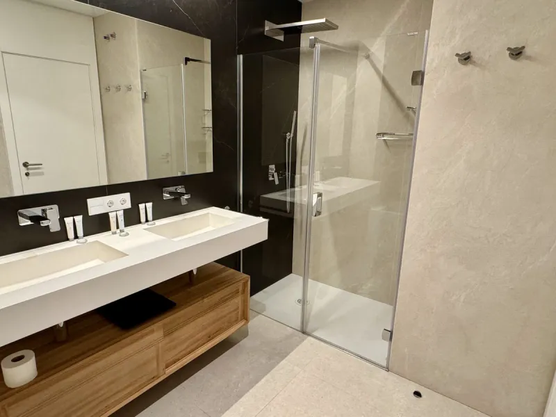 This luxurious beachfront apartment combines modern design with high-end amenities, making it an exceptional choice for coastal living. With its southeast orientation, the property enjoys abundant natural light and offers stunning, unobstructed views of t
