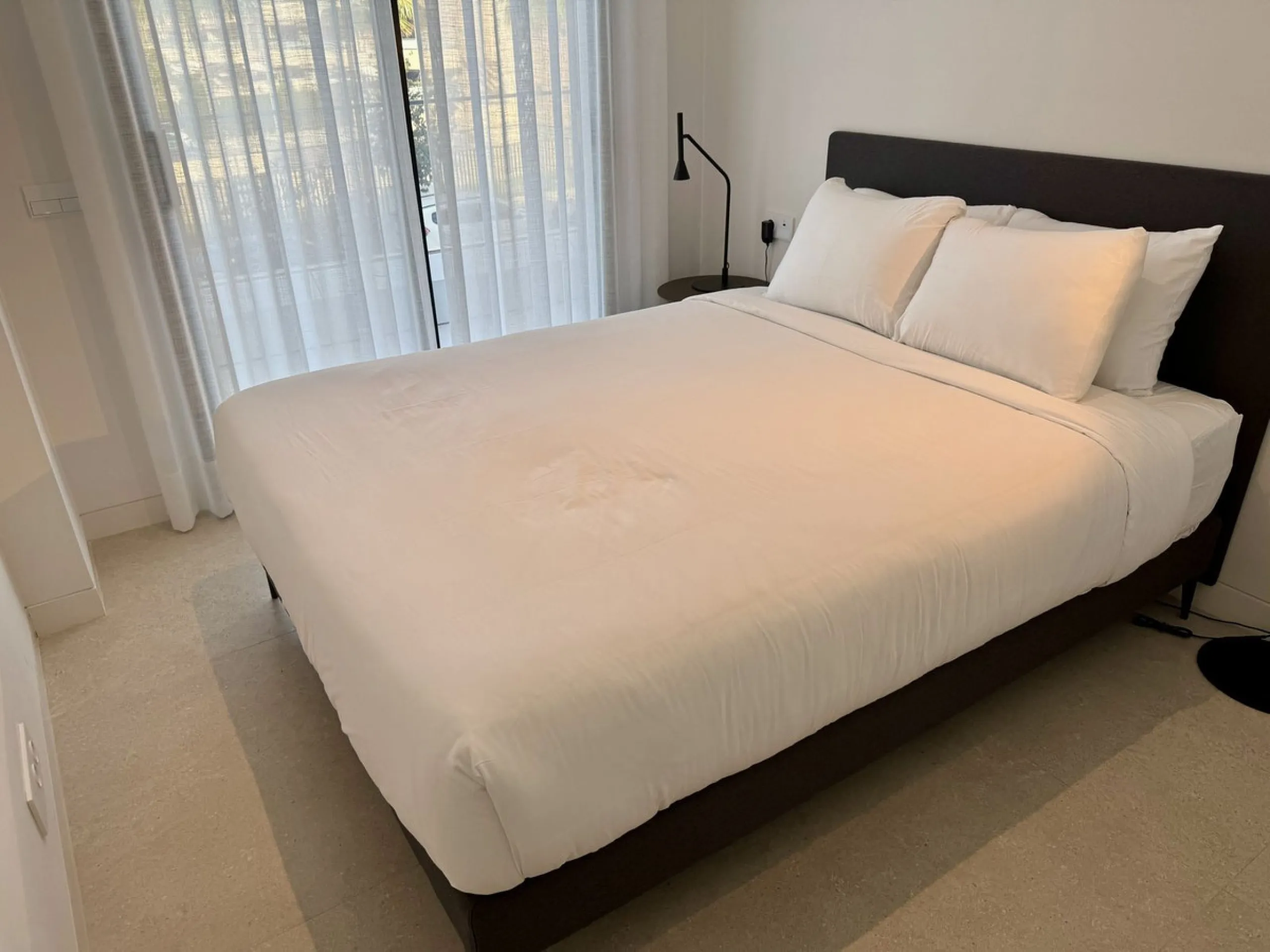 This luxurious beachfront apartment combines modern design with high-end amenities, making it an exceptional choice for coastal living. With its southeast orientation, the property enjoys abundant natural light and offers stunning, unobstructed views of t