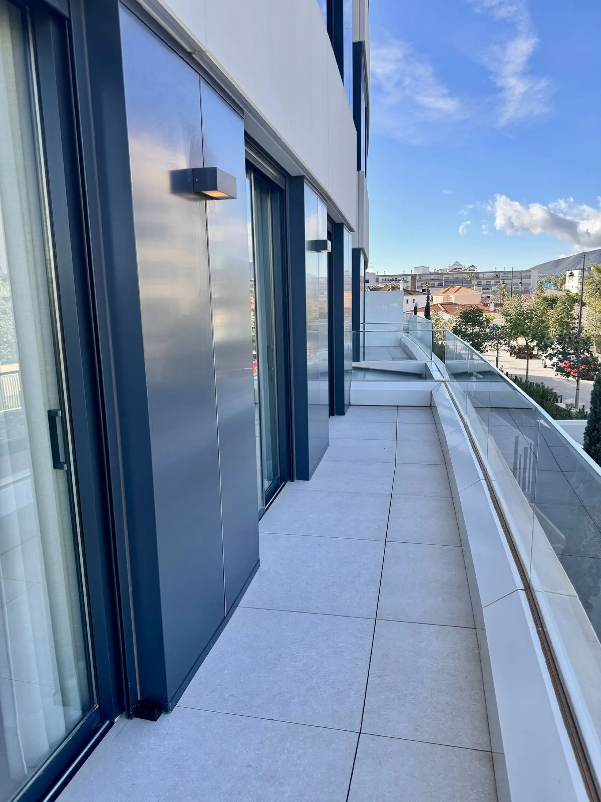 This luxurious beachfront apartment combines modern design with high-end amenities, making it an exceptional choice for coastal living. With its southeast orientation, the property enjoys abundant natural light and offers stunning, unobstructed views of t