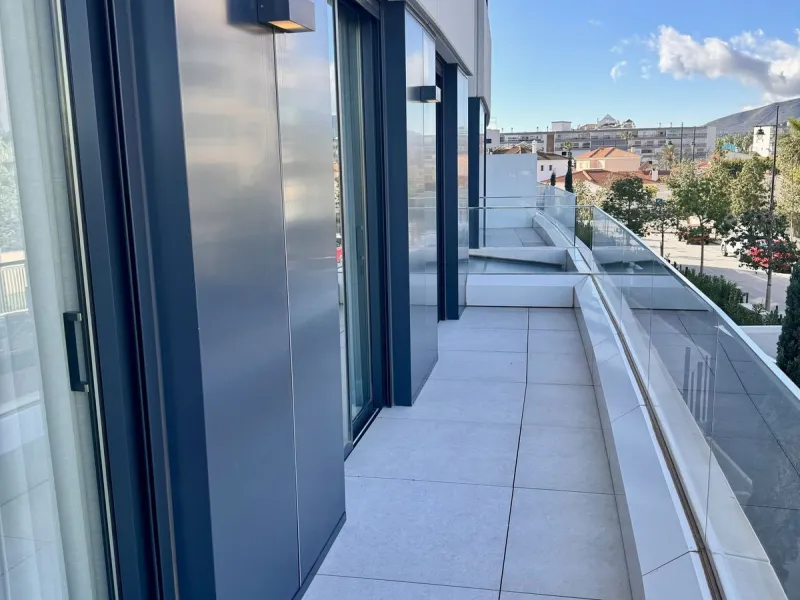 This luxurious beachfront apartment combines modern design with high-end amenities, making it an exceptional choice for coastal living. With its southeast orientation, the property enjoys abundant natural light and offers stunning, unobstructed views of t