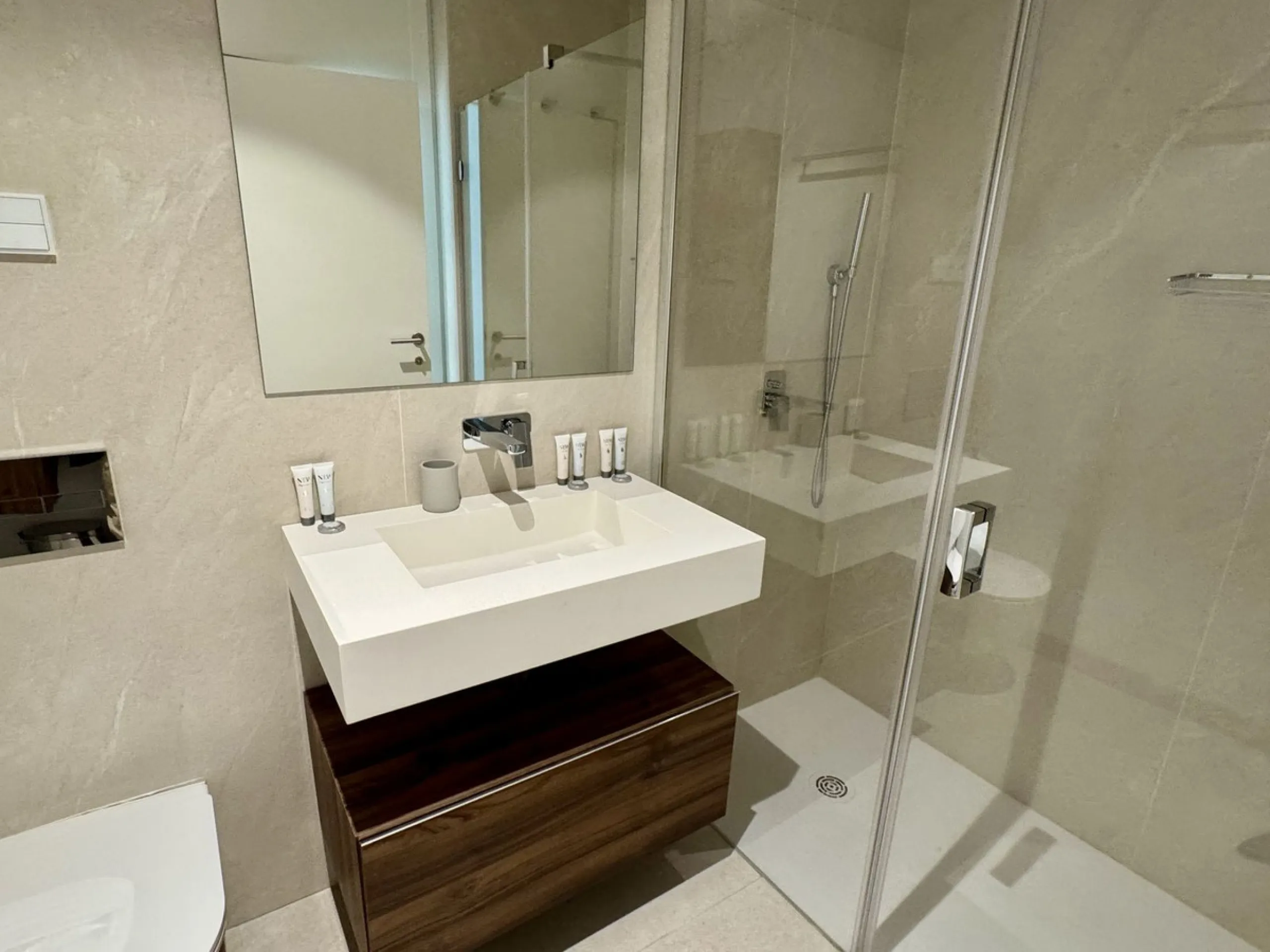 This luxurious beachfront apartment combines modern design with high-end amenities, making it an exceptional choice for coastal living. With its southeast orientation, the property enjoys abundant natural light and offers stunning, unobstructed views of t