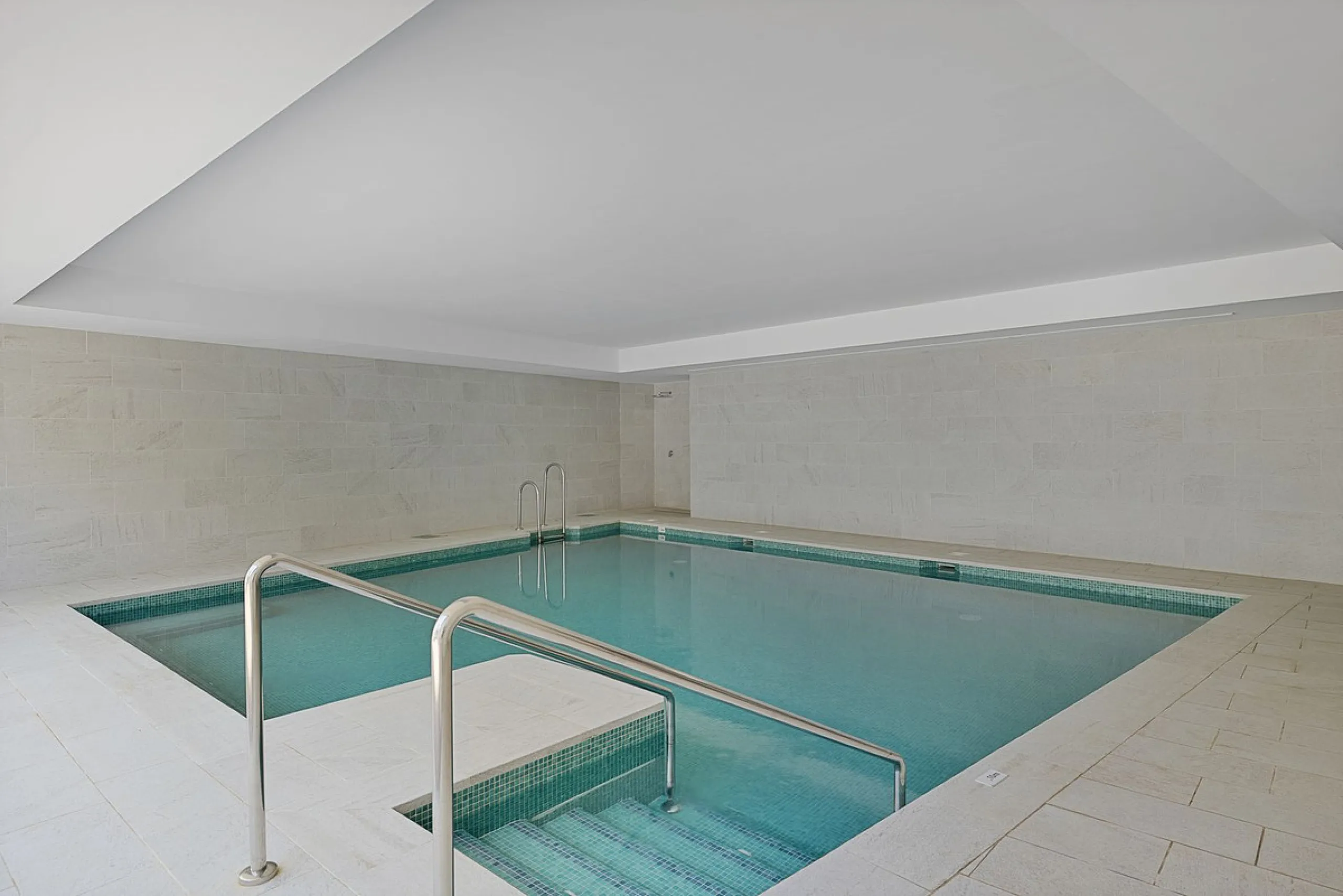 This luxurious beachfront apartment combines modern design with high-end amenities, making it an exceptional choice for coastal living. With its southeast orientation, the property enjoys abundant natural light and offers stunning, unobstructed views of t