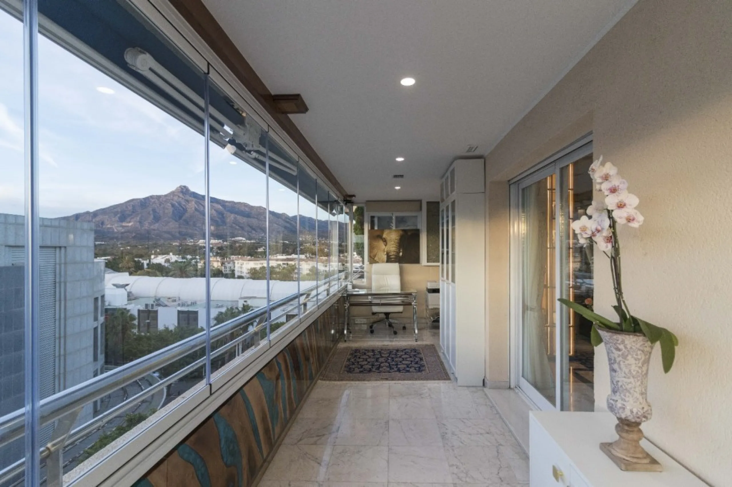 Apartment - Middle Floor Apartment в продаже в Marbella, Málaga. В доме 3 спален и 2 ванных комнат. Площадь дома 148 м²