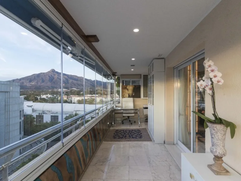 Apartment - Middle Floor Apartment в продаже в Marbella, Málaga. В доме 3 спален и 2 ванных комнат. Площадь дома 148 м²
