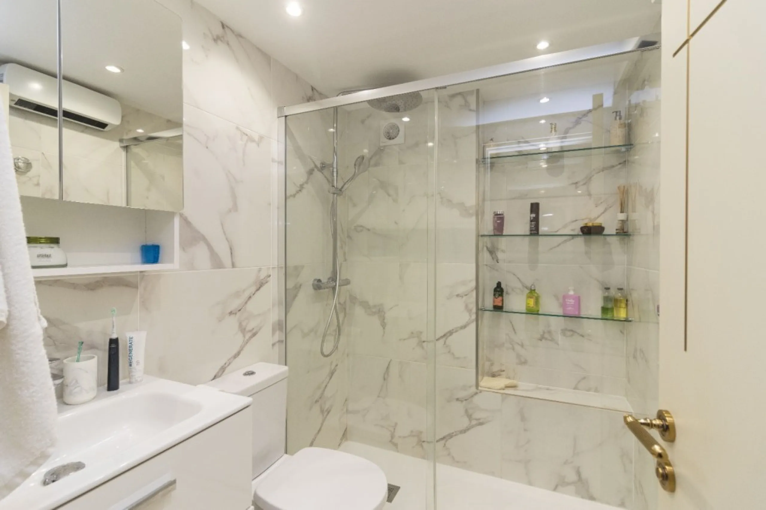 Apartment - Middle Floor Apartment в продаже в Marbella, Málaga. В доме 3 спален и 2 ванных комнат. Площадь дома 148 м²