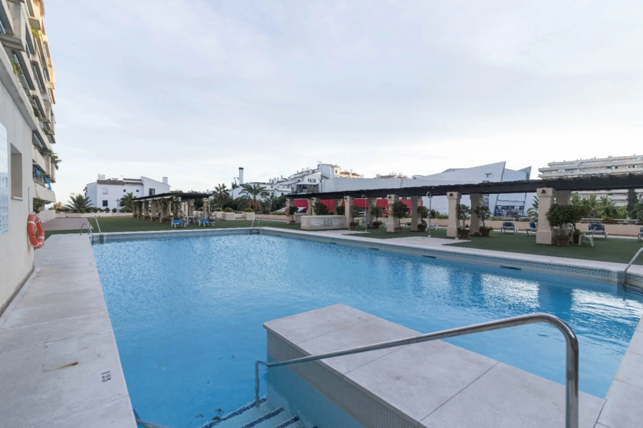 Apartment - Middle Floor Apartment в продаже в Marbella, Málaga. В доме 3 спален и 2 ванных комнат. Площадь дома 148 м²