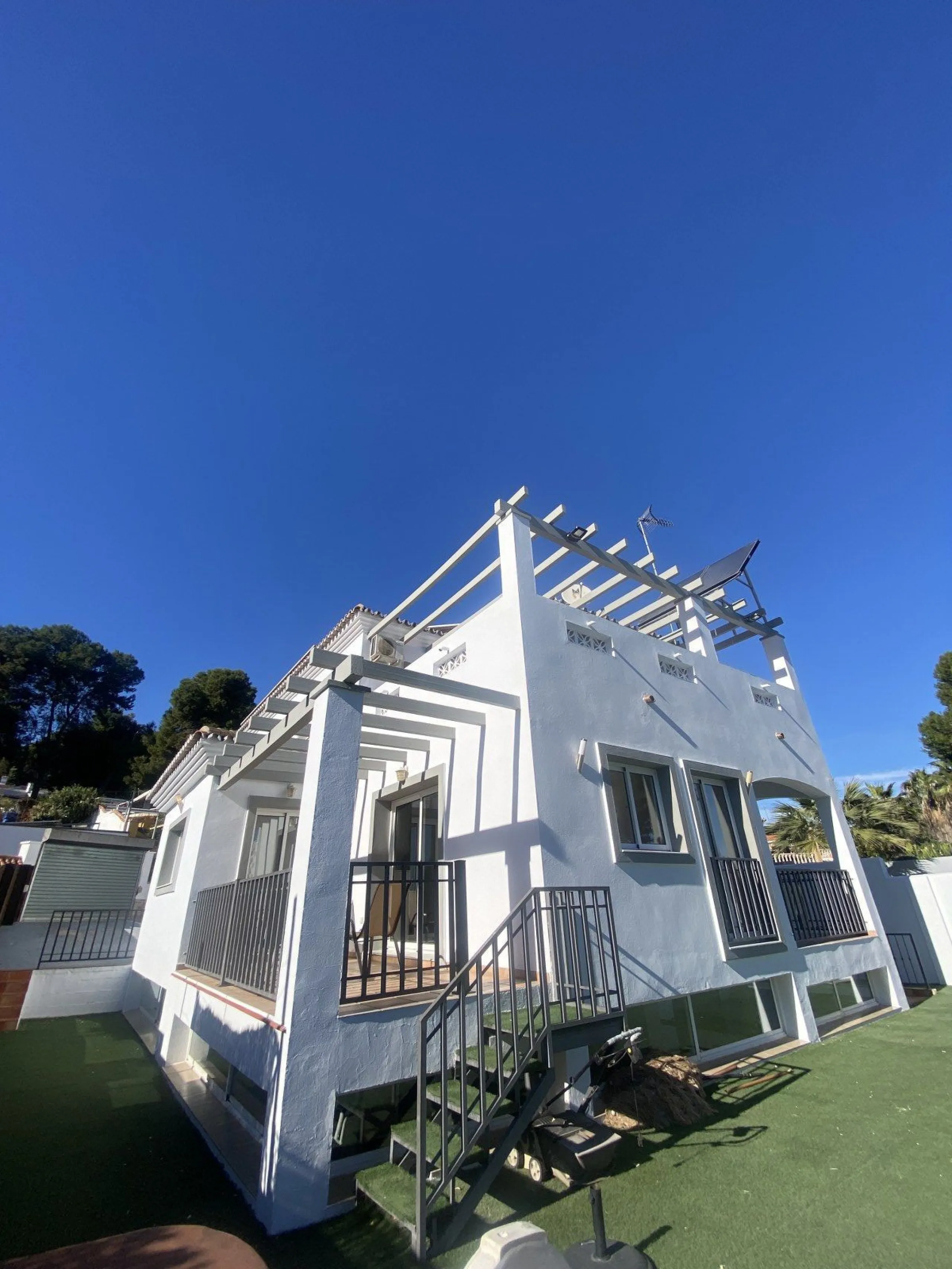 FRESHLY PAINTED EXTERIOR!