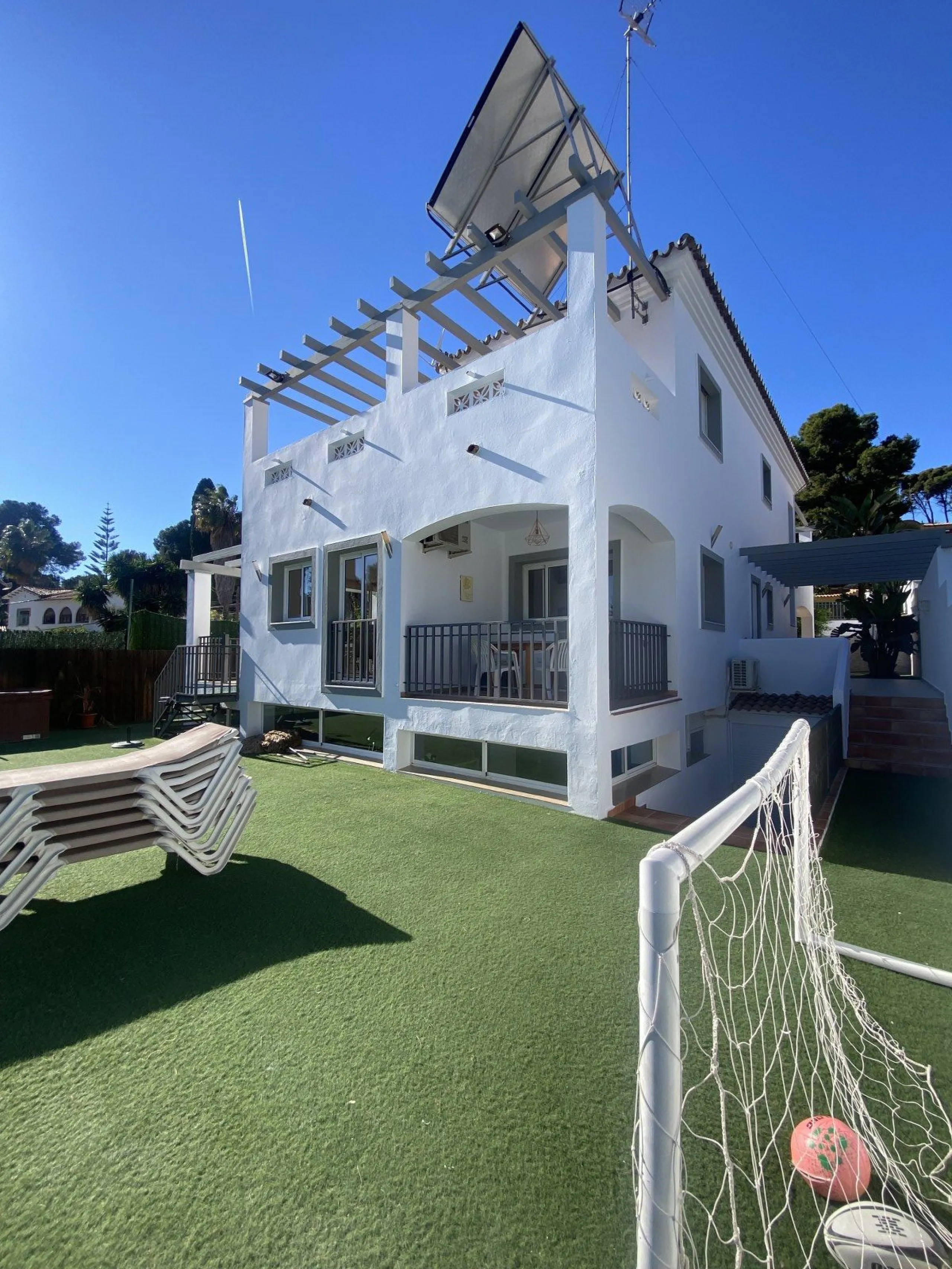 FRESHLY PAINTED EXTERIOR!