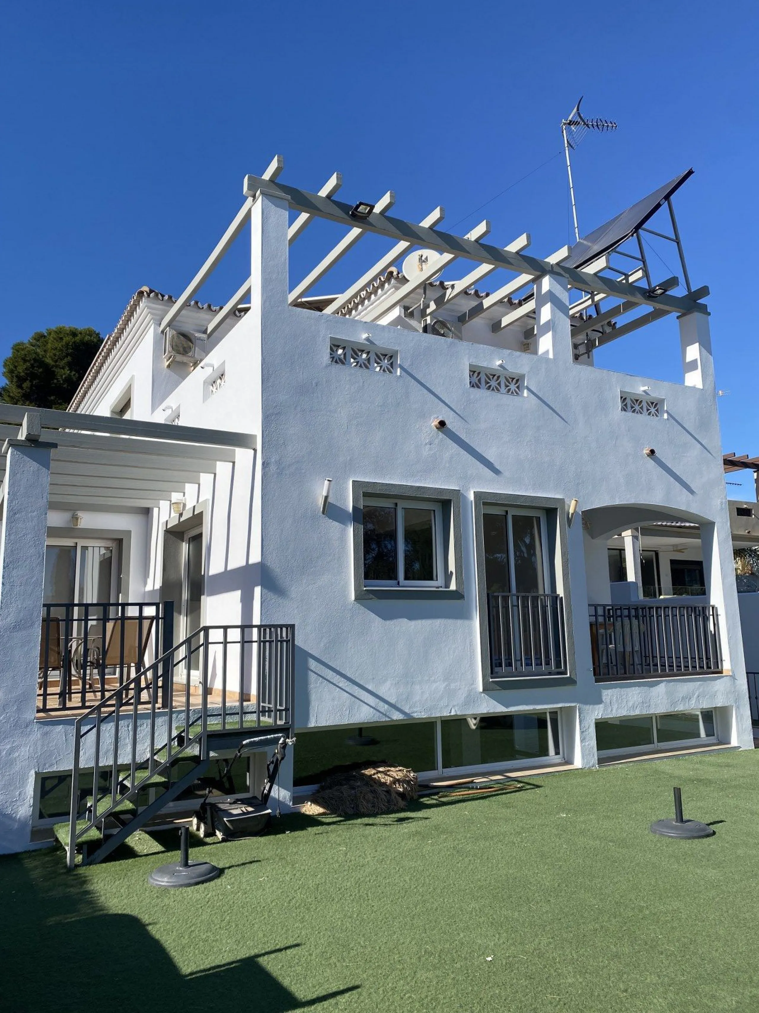 FRESHLY PAINTED EXTERIOR!