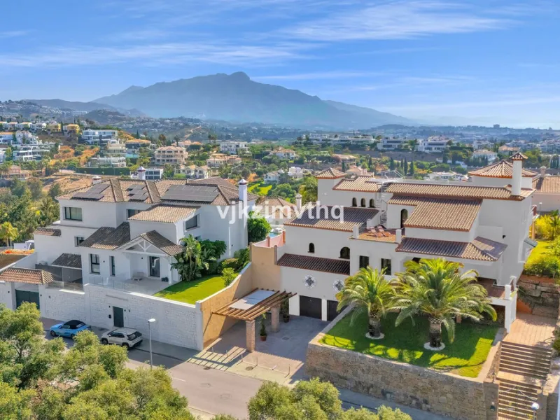 Luxury Andalusian Villa with Heated Pool, Jacuzzi & 5-Car Garage | La Alquería