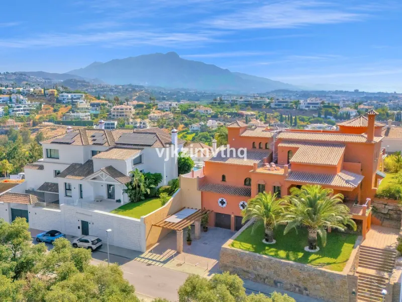 Luxury Andalusian Villa with Heated Pool, Jacuzzi & 5-Car Garage | La Alquería